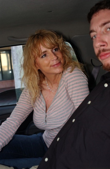 Slutty mature lady gets involved into blowjob on the back seat