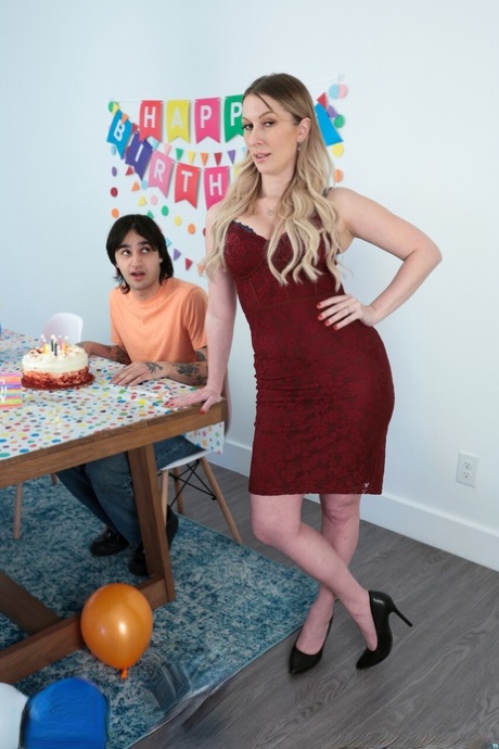 Mom Wants To Breed performed by Elias Cash, Sydney Paige Hot Pics