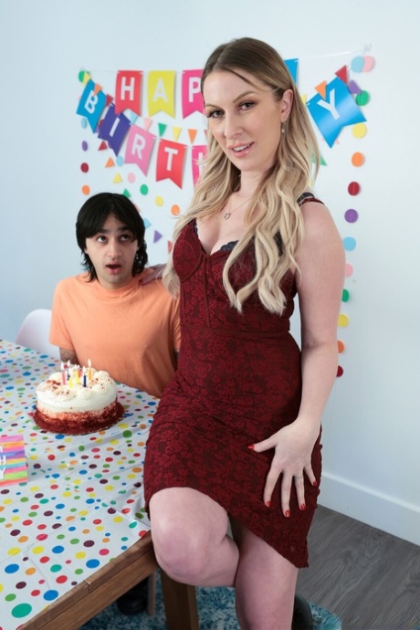 Mom Wants To Breed performed by Elias Cash, Sydney Paige Hot Pics