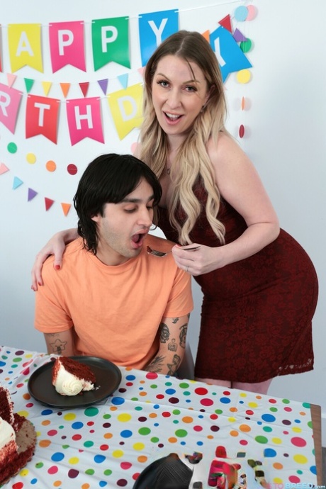 Mom Wants To Breed performed by Elias Cash, Sydney Paige Hot Pics